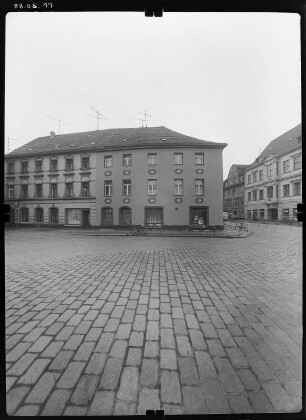 Großenhain, Karl-Marx-Platz (Hauptmarkt). Wohnhäuser mit Läden. Straßenfront