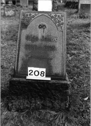 Grabstein 208 (Index: 100091899) Material: Granit Zustand: gut Maße HxBxT: 100x56x40 cm Beschreibung: rechteckige Stele, Sockel rustica, Schriftfeld m. eingezogenem Rundbogenabschluß Symbolik: Weinrankenornamentik: Grabstein 208