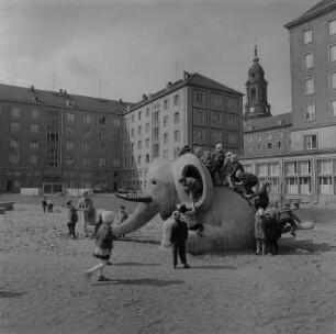 Dresden. Innenhof der Bebauung zwischen Weißer Gasse und Gewandhausstraße mit kleinem Spielplatz
