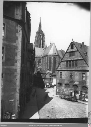 Vom Haus Fahrgasse 14 nach Westen: links Fahrgasse 17 (angeschnitten), Garküchenplatz 1 und 3, Garküchenplatz 10-12, rechts Mehlwaage (Fahrgasse 19)