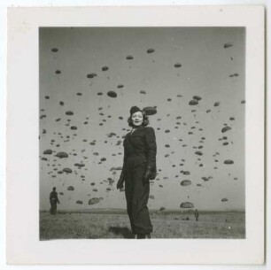 Marlene Dietrich, Fallschirm-Übungsspringen (Soissons, 13.03.1945) (Archivtitel)