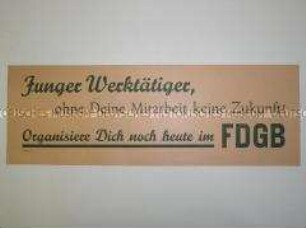 Maueranschlag mit dem Aufruf des FDGB an junge Werktätige zur Mitarbeit