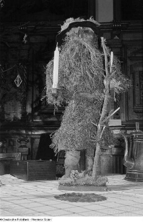Dekorationsfigur mit Kerze auf der Weihnachtsausstellung im Alten Rathaus "Klingendes Vogtland"