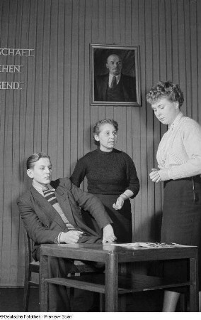 Mitglieder des Dramatischen Zirkels beim Einstudieren einer Szene aus "Verantwortung" von Anna Brodele im FDJ-Bezirksklubhaus auf der Goethestraße