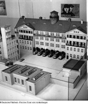 Feuerwache (Louisenstraße?), Feuerwehrautos, Ausstellung mit Modell der Feuerwache Louisenstraße, Feuerwehrleute mit Einsatzleiter Kaiser