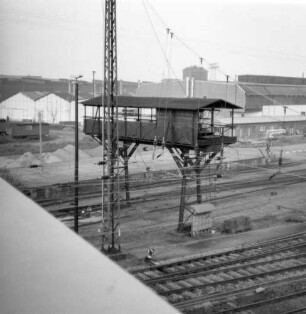 Riesa. Bahnhof. Portalkran über Gleisanlagen (Bekohlungs- oder Besandungsanlage?). Ansicht von der Fußgängerbrücke