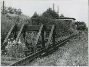 Gesperrte S-Bahn-Gleise an der Zonengrenze in Düppel (bei Zehlendorf) in Richtung Osten