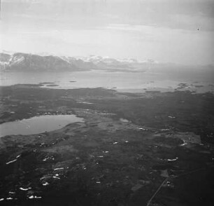 Luftbildaufnahme der Küstenlandschaft : Landschaft am Fuß eines Felsmassivs an der norwegischen Küste.