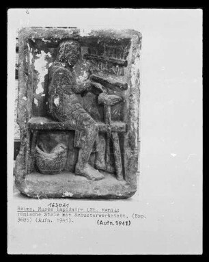 Stele mit Schusterwerkstatt