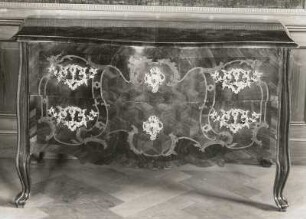 Kommode : Kommode. Holz, furniert (um 1750). Moritzburg, Schloss