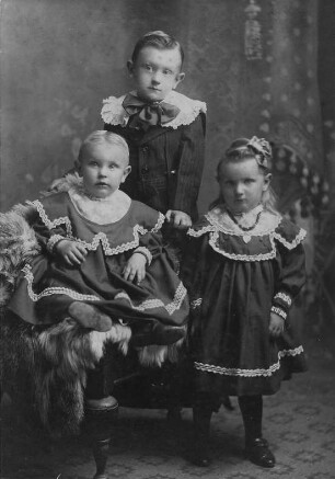 Geschwisterkinder (?) : Drei Kinder, wohl Geschwister. Fotografie aus einem Atelier