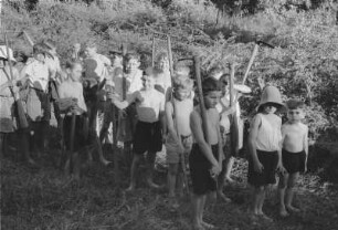 Arbeitseinsatz : Schüler der deutschen Schule von Lushoto beim Arbeitseinsatz mit landwirtschaftlichen Geräten.