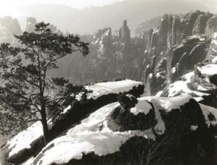 Sächsische Schweiz. Schrammsteinmassiv. Blick auf die Schrammsteinkette von der Schrammsteinaussicht