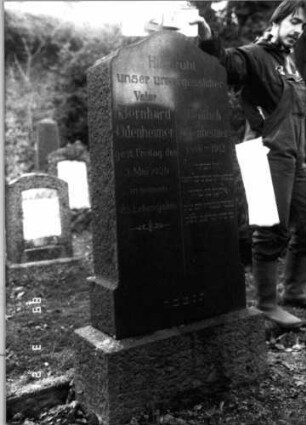 Grabstein 27 (Index: 99792471) Material: Granit Zustand: gut Maße HxBxT: 160x59x23 cm Beschreibung: Stele, Sockel, geschwungener Abschluß: Grabstein 27