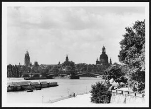 Carolabrücke und Altstadt : Dresden. Blick vom Neustädter Ufer über die Elbe mit Badeanstalt gegen Carolabrücke auf die Silhouette der Altstadt