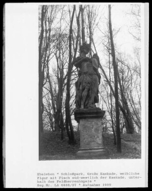 Weibliche Figur mit Fisch (Allegorie) südwestlich de Kaskade