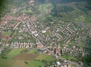 Büdingen. Stadtansicht zwischen Berliner Straße, An der Saline und Vogelsbergstraße. Luftbild-Schrägaufnahme von Südwest