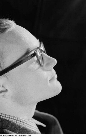 Porträt eines Mannes (Reiner) im Profil mit Brille