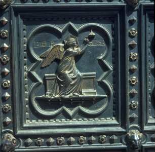 Tür — Zyklus mit Darstellungen aus dem Leben Johannes des Täufers und mit Tugenddarstellungen — linker Flügel, 6. Reihe, linkes Relief: Spes (Hoffnung)