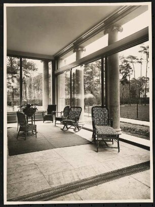 Landhaus Louis Ullstein, Berlin-Grunewald: Gartenseite, Blick in den Altan