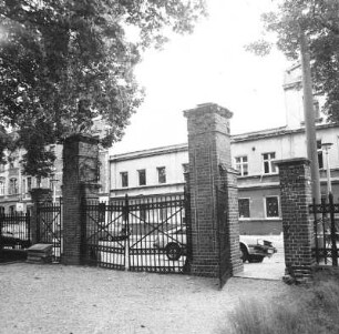 Cottbus-Schmellwitz. Nordfriedhof (1870 angelegt). Toranlage (Karlstraße). Ansicht vom Friedhof