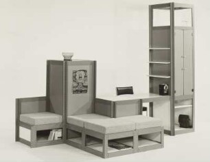 Sitzbank mit Regalteil : SZ-System (1976; Hochschule für Kunst und Design Halle (Burg Giebichenstein)). Sitzbank mit Regalteil und Schreibtisch mit Regal-Schrank-Anbaukombination