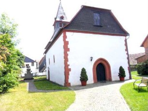 Evangelische Kirche - Langhaus (Gründung 13 Jh-Übergangsstil) von Westnordwesten über Kirchhof (im 17 Jh und später stark verändert)