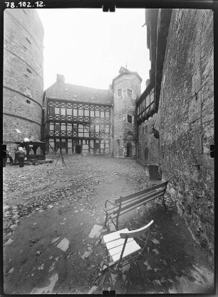 Pansfelde (Falkenstein/Harz-Pansfelde). Burg Falkenstein (Burgmuseum, Baubeginn 1115). Hofansicht mit Wohngebäude und Wendelstein