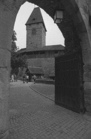 Coburg: Durchblick durch Tor auf Festungsturm