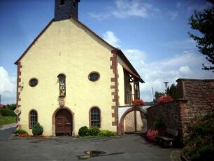 Wallfahrtskapelle Maria Schnee-Ansicht von Westen über Giebelseite mit Portal und Dachreiter (Glockentürmchen) sowie Torbogen