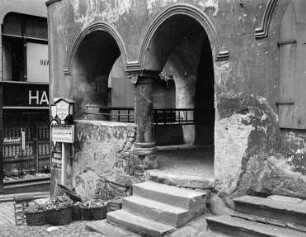 Gebäude mit Arkade in Glatz