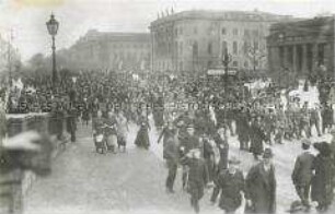 Demonstration Unter den Linden am ersten Tag der Novemberrevolution