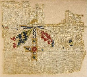 Fragment eines Behanges mit Girlande und Kreuz