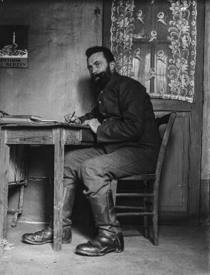 Rudolf Zimmermann : Portrait von Rudolf Zimmermann in Uniform an einem Tisch sitzend.