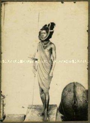 Massai-Krieger mit Waffen und traditionellem Kopfschmuck