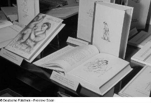 Hildegard Maria Rauchfuß' Buch "Wem die Steine Antwort geben" und andere ausgestellte Bücher