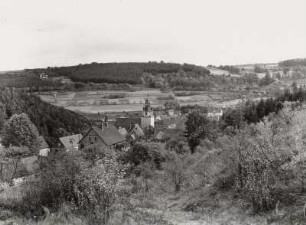 Wippra, Ortsansicht mit Dorfkirche von Nordwesten