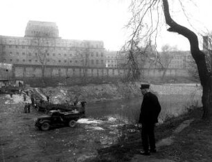 Hamburg. Man braucht Platz für die vielen Trümmer der Hansestadt. Die alten Wallanlagen dienen als Deponie. LKW´s werden entladen