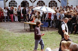 Kindervogelschießen: Schütze mit abgeschossenem Teil