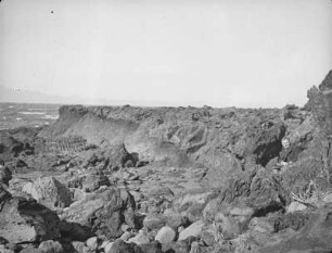 Izu-Ōshima : Lavaküste mit Martin Schwind. Blick zum Ozean