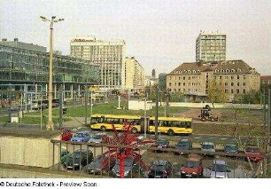 Blick vom Hochgleis (Bahnsteig 19) des Hauptbahnhofes über Wiener Straße und St. Petersburger Straße