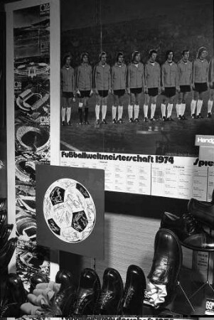 Reklame beim Schuhgeschäft Schuh-Roland für die Fußballweltmeisterschaft 1974