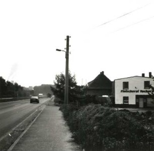 Espenhain. Bundesstraße B 95. Straßenbild in Richtung Borna