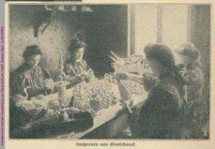 Arbeiterinnen bei der Herstellung von Glasschmuck