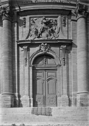 Mittleres Portal mit Relief: Marienkrönung