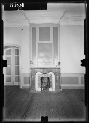 Meseberg (Gransee-Meseberg). Schloß (1737/1739). Innenansicht mit Kamin