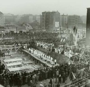 Berlin, Stalin-Allee während des Baus. Grundsteinlegung, Wohnblock E-Süd