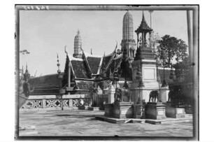 Tempel in Bangkok : Bangkok. In einer Tempelanlage, geschmückt u.a. mit Elefantenfiguren, 1908/1913