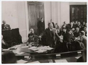 Senator John E. Rankin spricht während der Anhörung zum Hoover Moratorium, Washington D.C.. John E. Rankin
