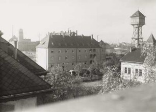 Leutzsch, Hans-Driesch-Straße : Leipzig-Leutzsch. Wohnblock (sogenannte "Finanzerhaus"), Hans-Driesch-Straße 45/51. Blick aus Obergeschoß der 57. Schule auf die Hofseite, rechts Wasserturm